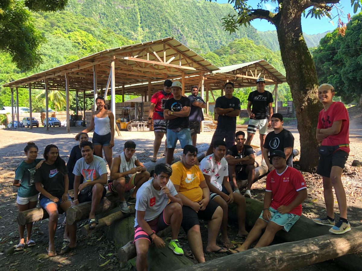 Les 1res TB2E et TGT visitent la scierie de Tahiti